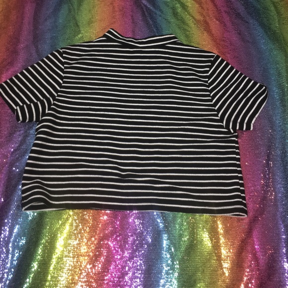 “Weirdo” Crop Top 🖤⚪️ - Picture 4 of 4